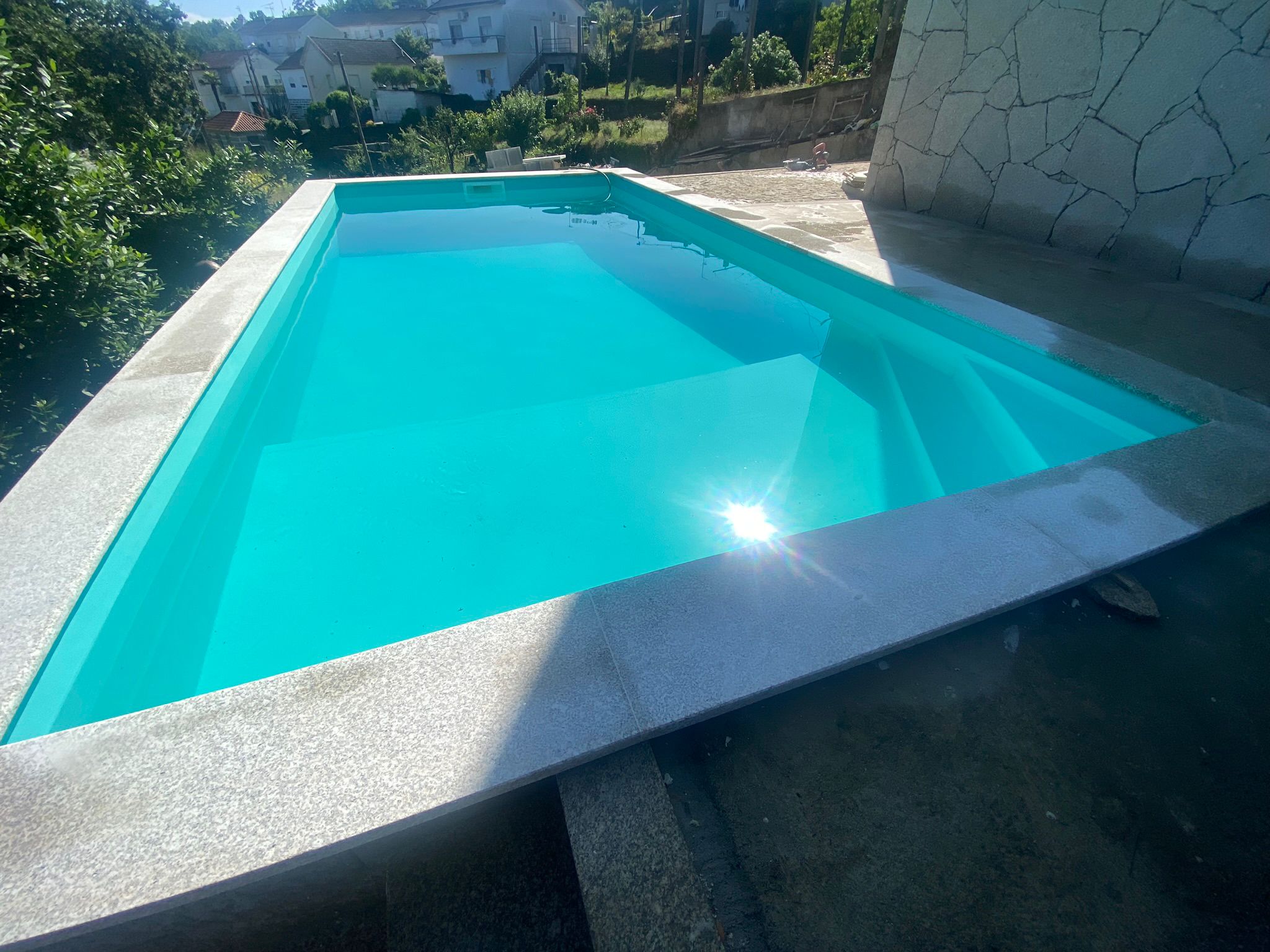build custom concrete pool and equip exterior in Porto Braga Guimarães, Opripiscinas